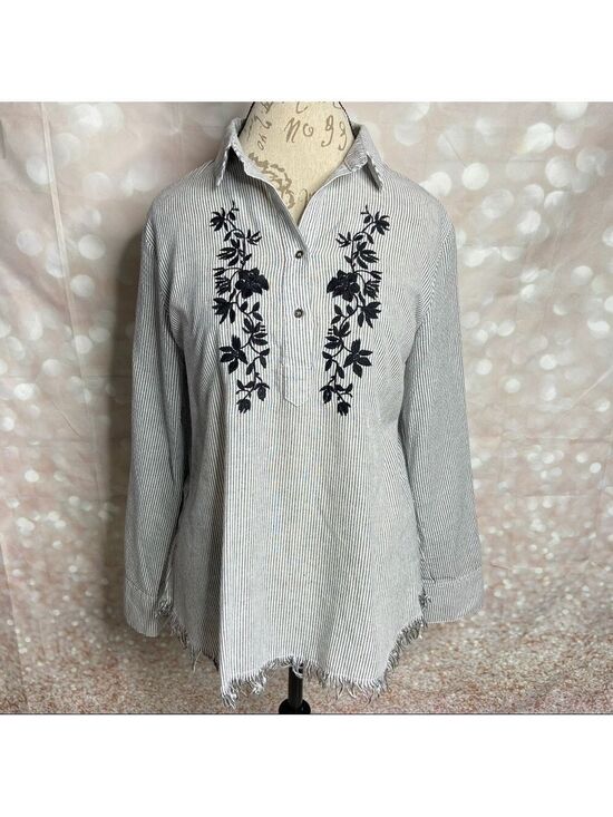 Umgee Tops - 𝅺UMGEE Embroidered Frayed Hem Top